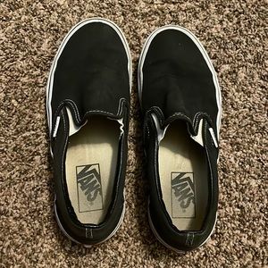 I’m selling black vans size 6.5 in woman’s they are cloth.